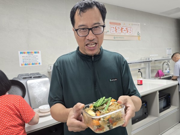 완성된 잡채를 반찬통에 예쁘게 담고 찍은 사진