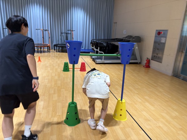 강사님과 함께 체육에 참여하는 모습