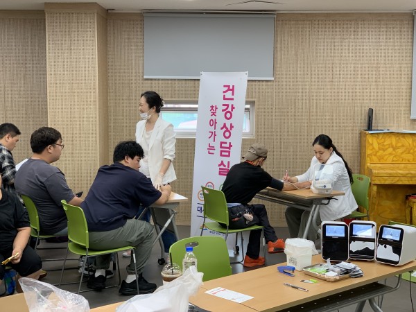 사전 서류 작성하는 모습