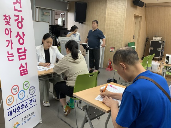 사전조사지 작성하는 모습