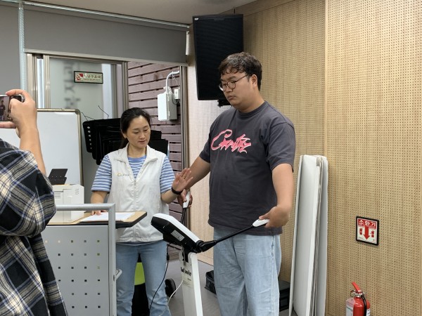 인바디 검사 진행하는 모습