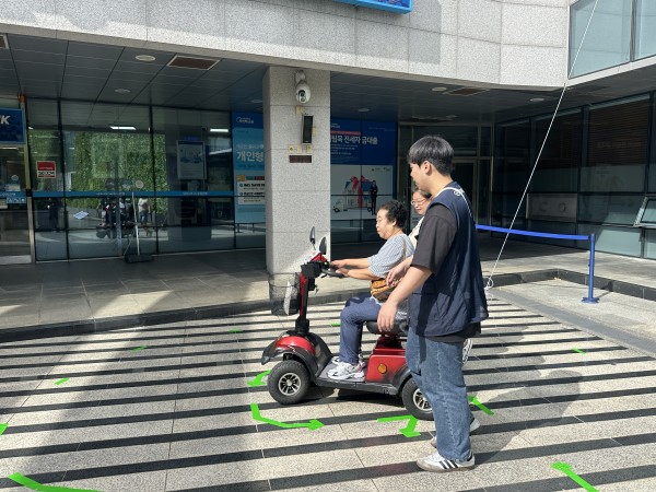 전동스쿠터를 체험하고 있는 모습