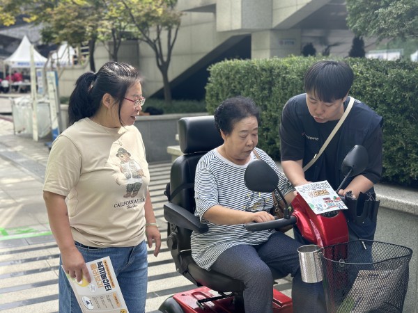 전동스쿠터 운행방법을 알려주고 있는 모습