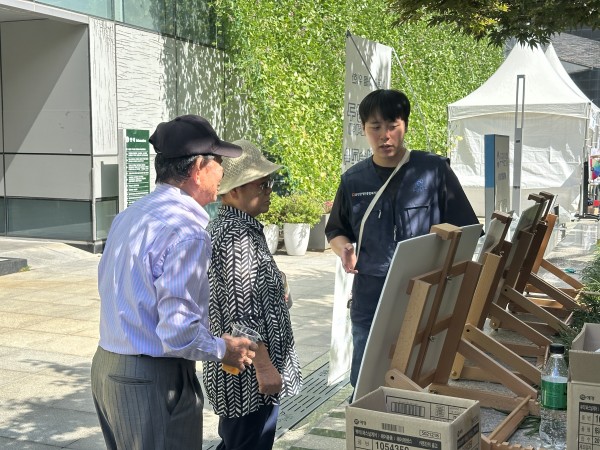 경사로 캠페인을 진행하고 있는 모습
