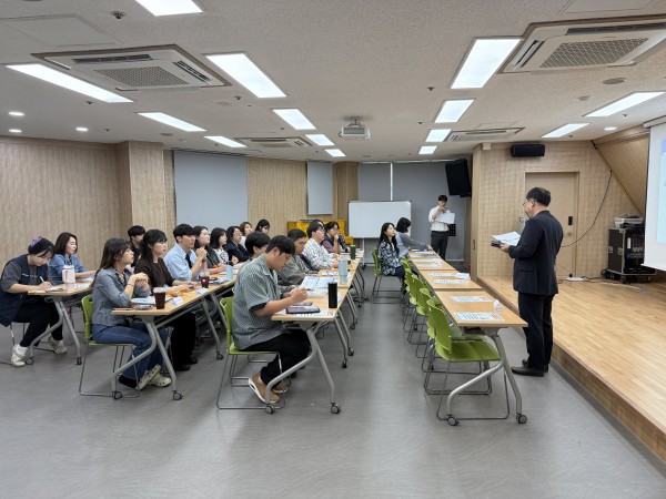 금융 사기 예방 교육을 진행해주시는 부지점장님의 모습