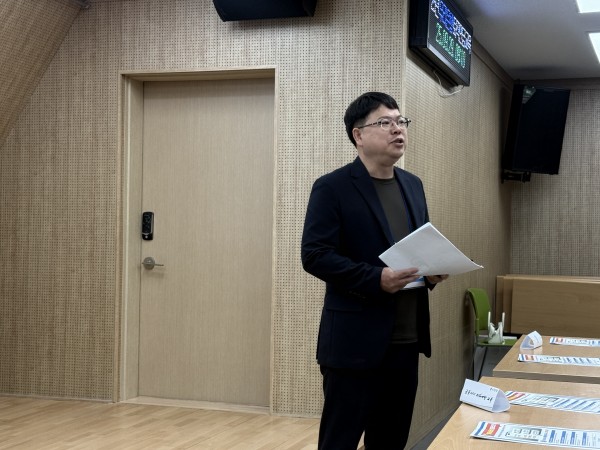금융 사기 예방 교육을 진행해주시는 부지점장님의 모습