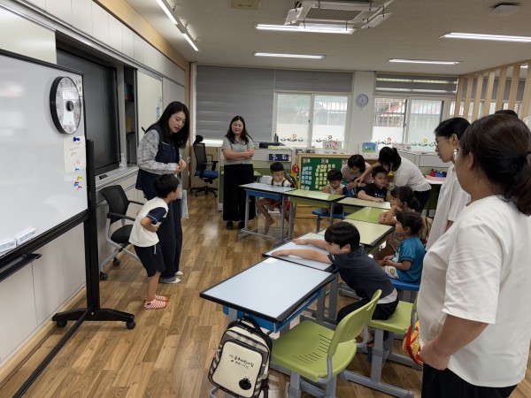 특수학급 앞에서 인사하는 모습