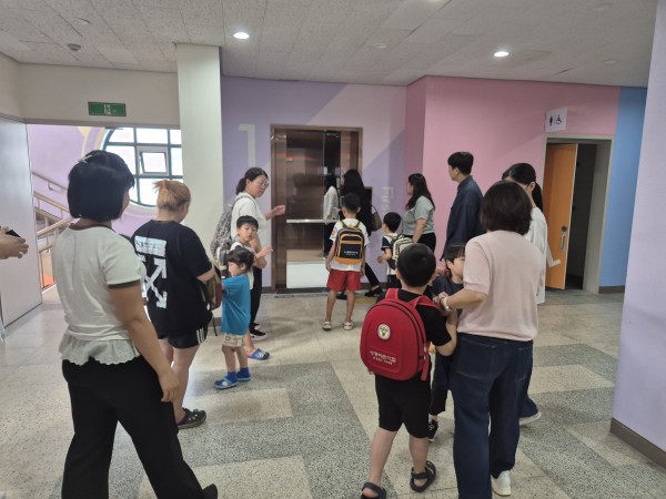학교 라운딩을 진행하는 모습