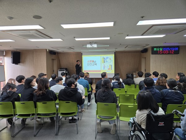 화재예방에 대해 얘기하는 모습