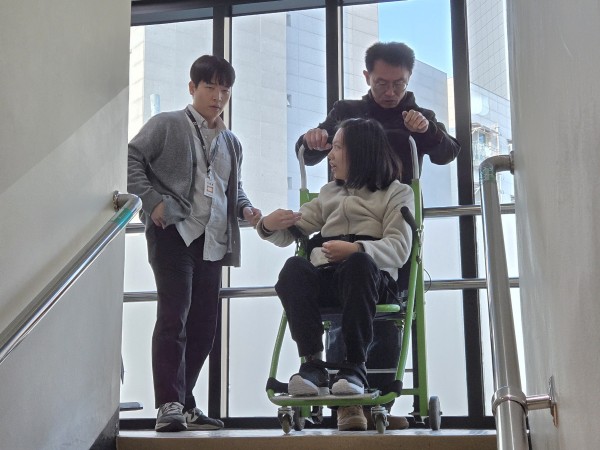 긴급 피난용 계단 이송 기구를 준비하는 중
