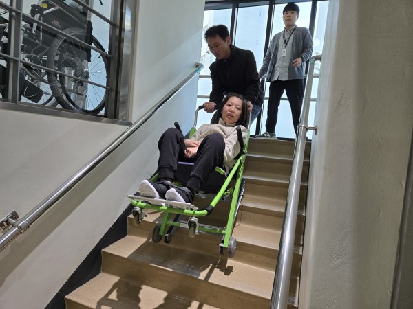긴급 피난용 계단 이송 기구를 실제로 이용하는 모습