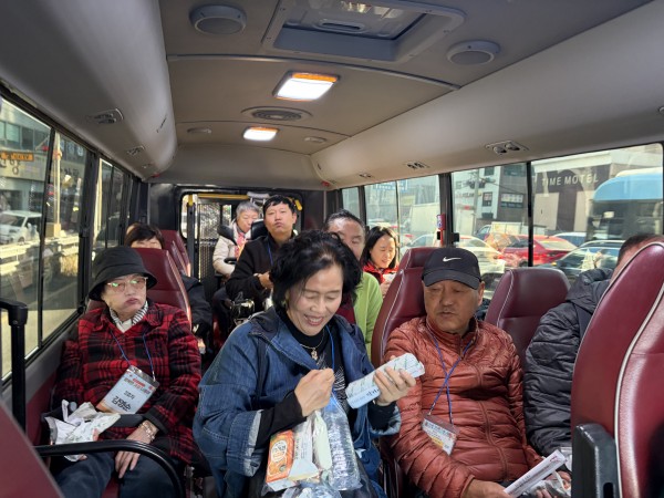버스에서 김밥 받는 이용인들