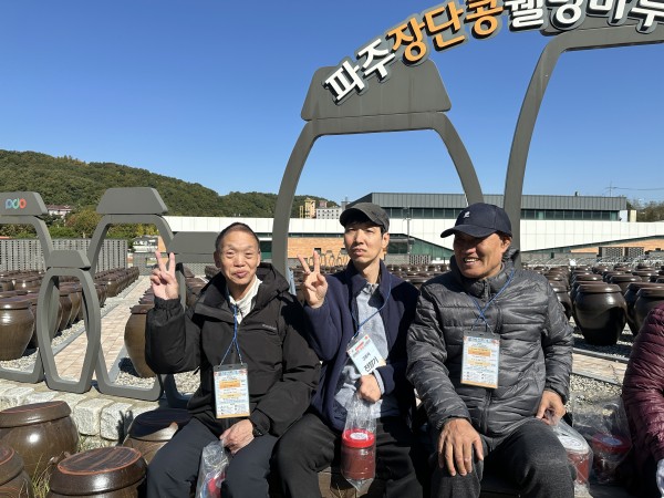 파주장단콩웰빙마루 야외에서 사진 찍는 이용인들