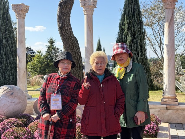 다양한 조형물과 함께 사진찍는 이용인들