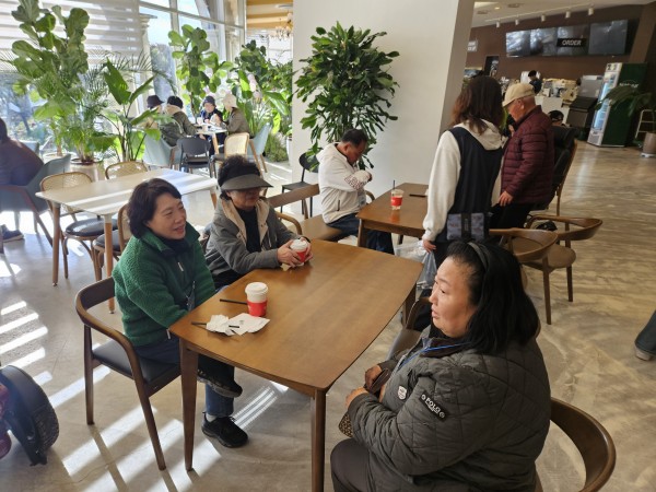 카페에서 담소중인 이용인들1