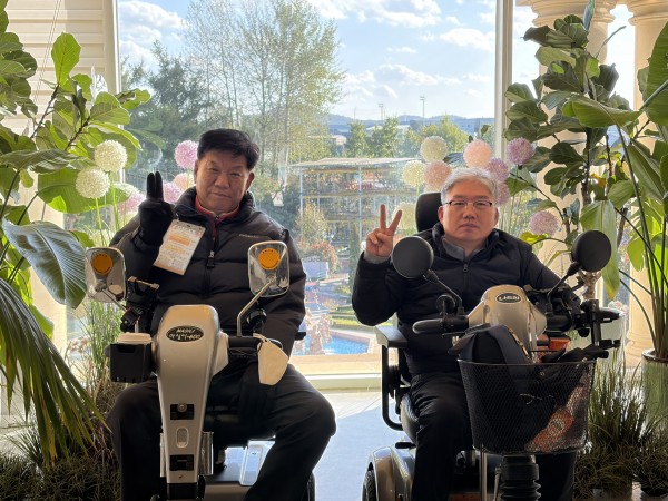 카페에서 카페 좋은 경치와 함께 사진찍는 이용인들