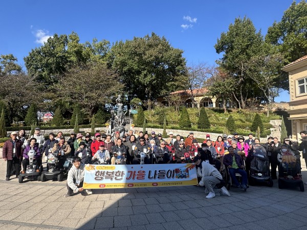 퍼스트가든 앞에서 단체사진