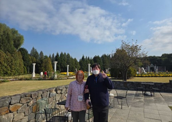 남자참여자와 어머니가 함께 벽초지수목원에서 사진을 찍는 모습