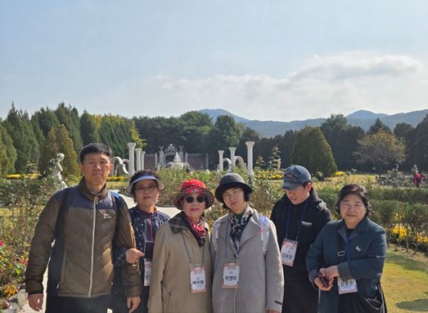 참여자 및 보호자들이 함께 모여서 다같이 사진을 찍는 모습