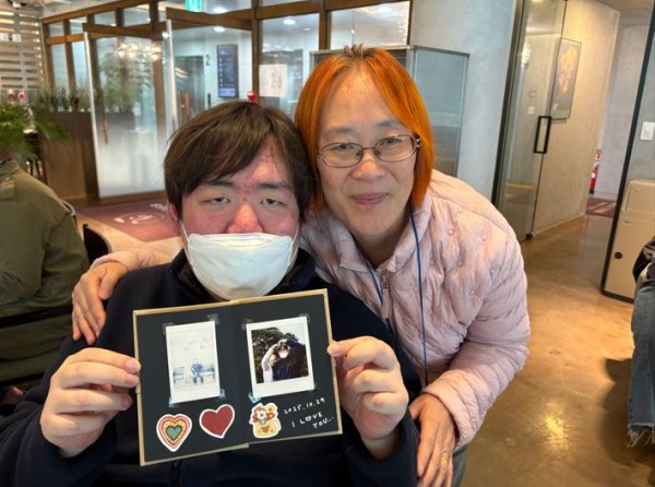 가족이 함께 앨범을 꾸며서 완성 후에 함께 사진을 찍은 모습