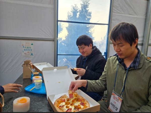 직접만든 피자를 먹고 있는 참여자 모습