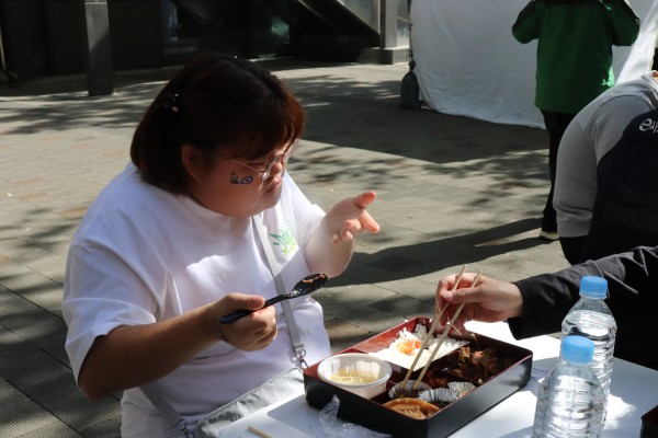 도시락을 맛있게 먹고 있는 모습