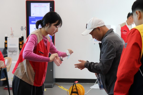 함께 사진을 찍고 찍어주공 있는 모습