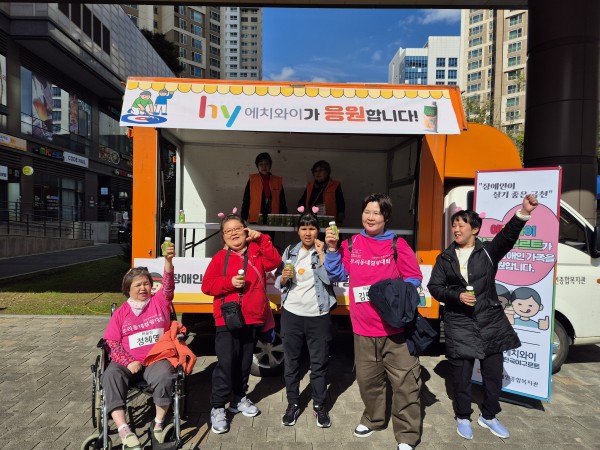 선수단이 음료를 들고 단체사진을 찍은 모습