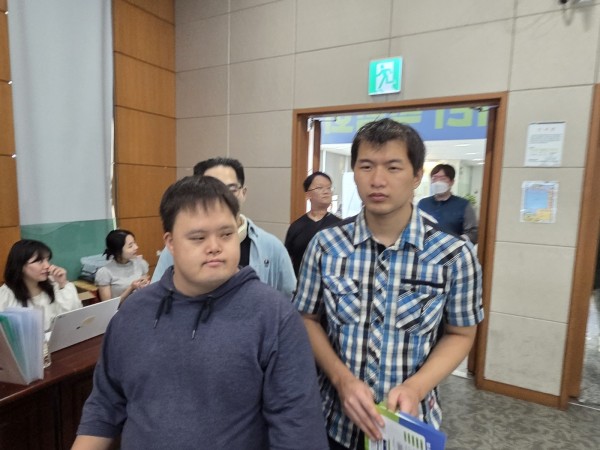 일자리 박람회에 들어가는 모습