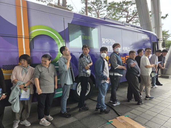 이력서 촬영 버스 앞에서 대기하는 모습