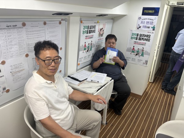 버스 내부에서 기다리는 모습
