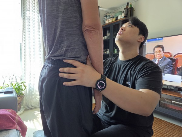 치료사와 함게 기립훈련 진행중