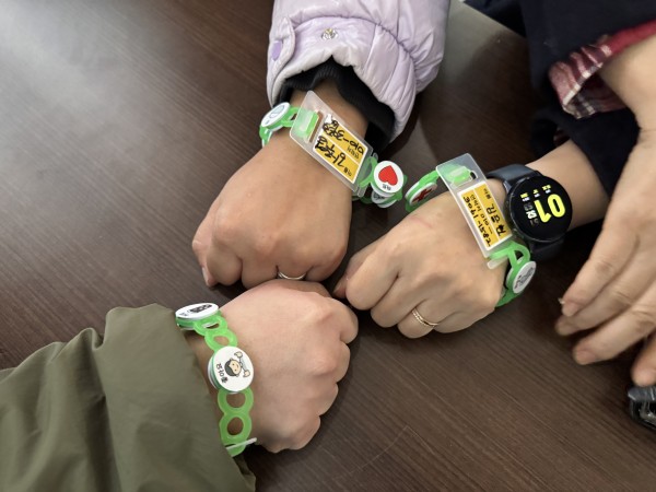 완성된 팔찌를 손목에 끼고 사진찍는 모습