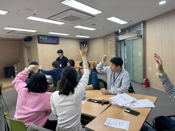 손을 들고 발표하는 이용인들 모습