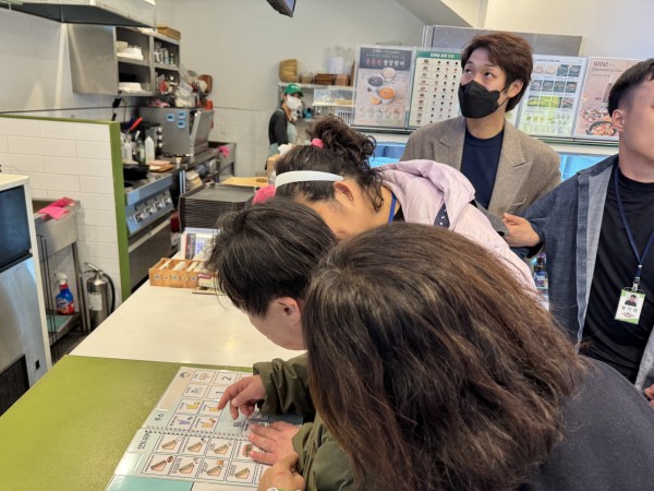 AAC메뉴판으로 주문하는 모습