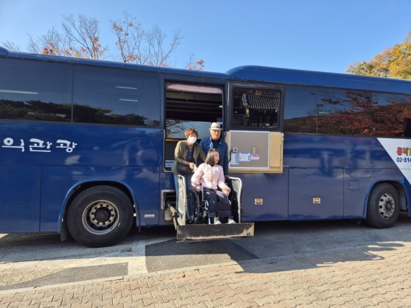 기사님의 도움을 받아 휠체어 탑승