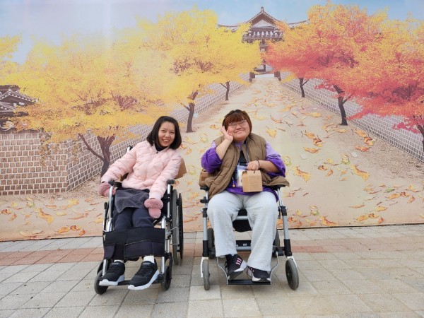 민속마을을 관람하는 모습