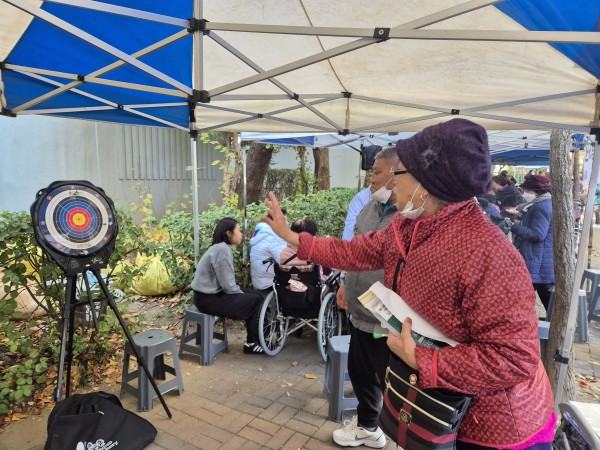 한궁 게임을 하는 모습