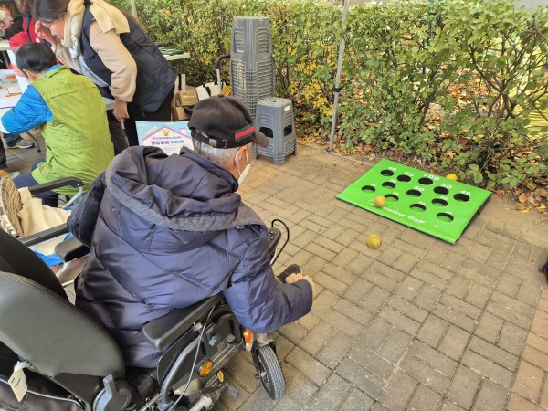 볼링골프를 하는 모습