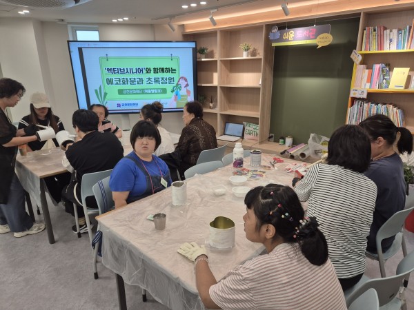 페인트 위에 냅킨공예를 진행하는 모습