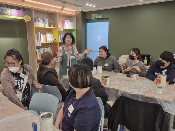 식물에 대해 설명하는 모습