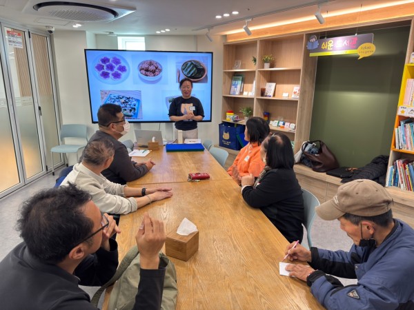 수업 진행 전 오늘의 주제인 떡에 대해 알려주고 있는 모습