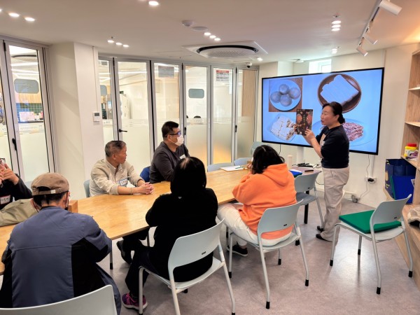 동화책을 읽으며 함께 얘기하고 있는 모습