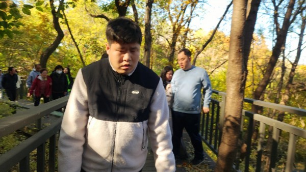 단풍이 곱게 물든 자연 속을 걸어요