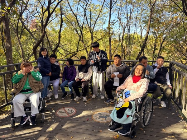 함께 모여 사진도 찍어요. 금빛 화이팅!