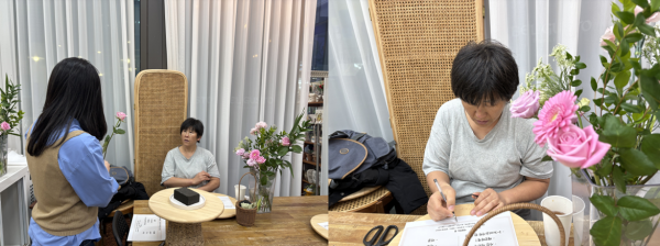 꽃에 대해 설명해주는 강사와 꽃에 대해 메모를 하는 대상자의 모습