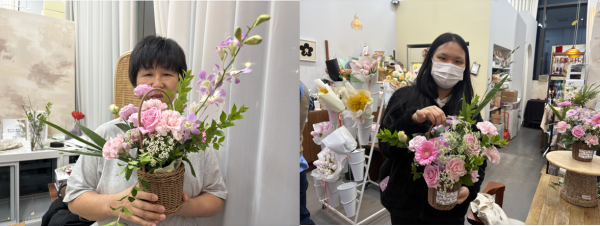 모녀가 만든 꽃을 들고 찍은 모습