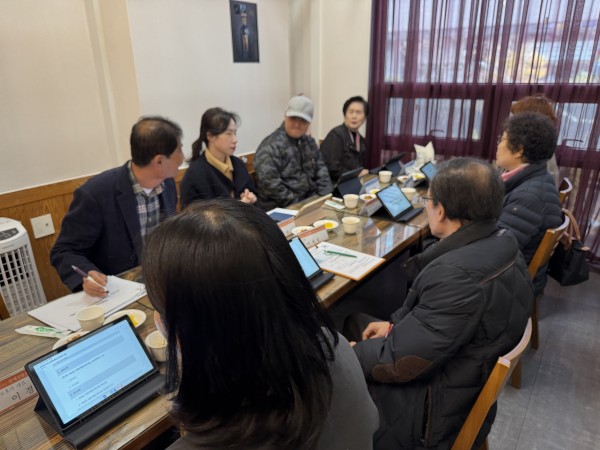 3차 운영위원회 안건을 논의하고 있는 사진