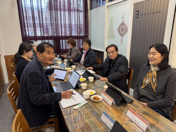 3차 운영위원회에서 운영위원간 안건에 대해 묻고 답하는 사진