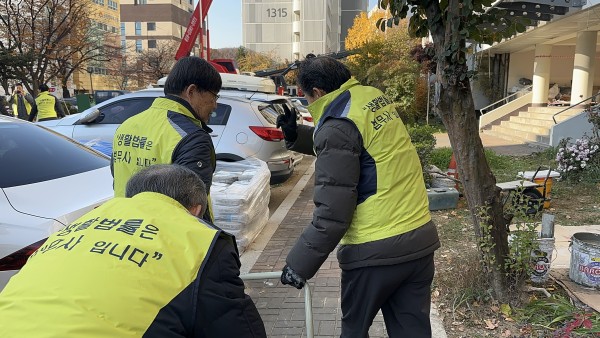 김치 배달봉사를 하고 있는 모습